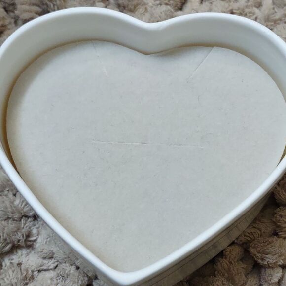 Wedgwood Icing Soft White Heart Ring Jewelry Trinket Box Silver Trim 4 1/2 x 4 - Picture 7 of 9